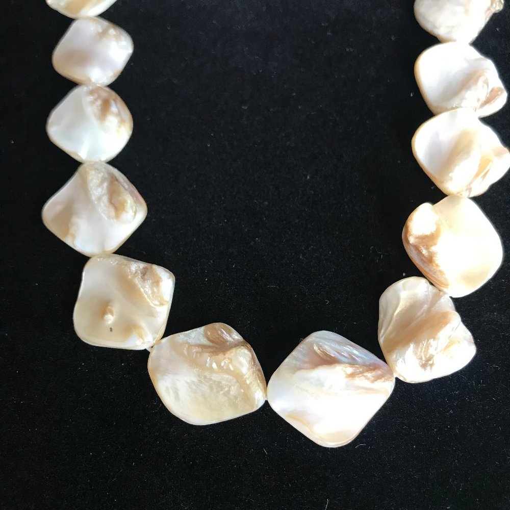 🌸 Necklace & Earring Set – Thick Shell – Like New - Picture 6 of 12